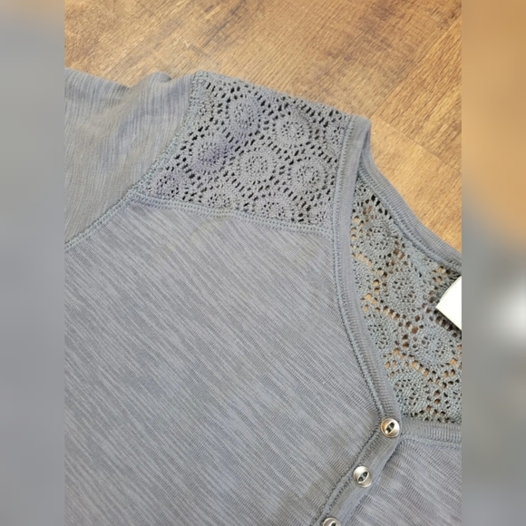 FREE W BUNDLE Bleu Gray crochet detail t-shirt - Picture 4 of 10